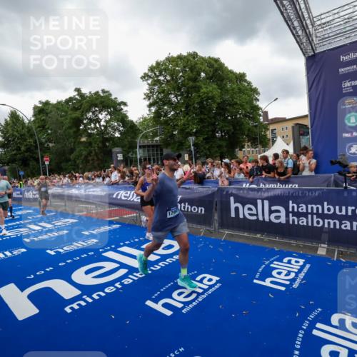 29.06.2025 - hella hamburg halbmarathon Zöllner http://msf.ph/oto/8419396 29.06.2025 10:52:31 Ziel 3715, 7178, 7232, 8371, 8661, 9145, 9876, 11791, 13015, 13211, 14561, 15144, 15980, 17997 meine-sportfotos.de