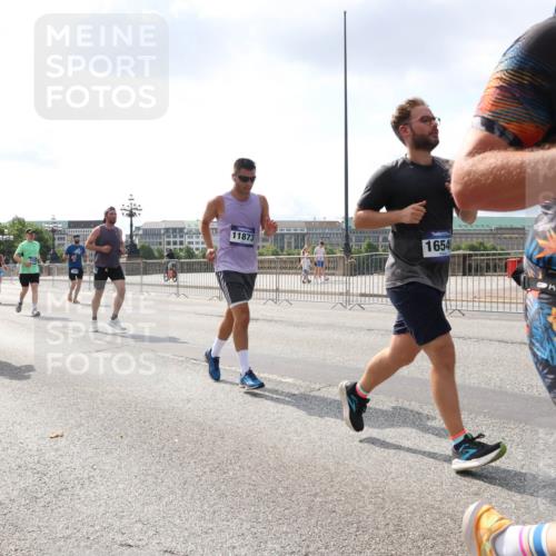 29.06.2025 - hella hamburg halbmarathon Lena Gebhardt http://msf.ph/oto/8419397 29.06.2025 10:05:35 Lombardsbrücke 11873, 14642, 1654, 1229, 1863, 1936, 1981, 2288, 2298, 2471, 2540, 2624, 3461, 3578, 3929, 4014, 4220, 4782, 5073, 5762, 6059, 7826, 8894, 8909, 8999, 9007, 9075, 9165, 9339, 9477, 9559, 9680, 9736, 9737, 9738, 9917, 10343, 10694, 10791, 10998, 11784, 11873, 11958, 12557, 13221, 13717, 14203, 14465, 14642, 16092, 16478, 16546, 16847, 17707, 17731, 17740, 18616, 18617, 18973, 19034, 19248 meine-sportfotos.de