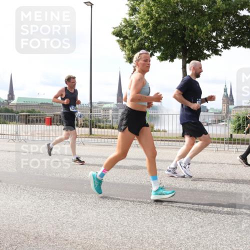 29.06.2025 - hella hamburg halbmarathon Lena Gebhardt http://msf.ph/oto/8419406 29.06.2025 10:18:13 Lombardsbrücke 126, 2118, 1159, 1160, 1268, 1325, 1554, 1622, 1641, 1820, 1982, 2087, 2094, 2147, 2335, 2634, 2931, 3125, 3138, 3321, 3482, 3977, 4123, 4710, 4738, 4804, 5004, 5290, 5611, 5733, 5909, 6270, 6332, 7094, 7160, 7641, 7649, 7838, 7882, 7883, 8067, 8128, 8248, 8341, 8607, 8799, 9222, 9400, 9539, 9586, 9717, 9734, 9748, 9798, 9834, 9844, 9964, 10174, 10332, 10509, 10659, 10687, 10908, 12498, 13341 meine-sportfotos.de