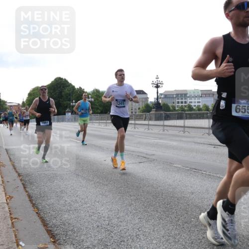 29.06.2025 - hella hamburg halbmarathon Lena Gebhardt http://msf.ph/oto/8419416 29.06.2025 09:41:50 Lombardsbrücke 7862, 1241, 6559, 1241, 2459, 2604, 2892, 4128, 4571, 6559, 7142, 7862, 9442, 10234, 10485, 10780, 11194, 11965, 12067, 12641, 13440, 13751, 13780, 14019, 14107, 14506, 16169, 16361, 16484, 17003, 17752, 17856, 18124, 18897 meine-sportfotos.de
