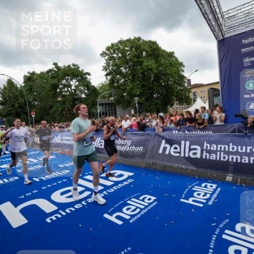29.06.2025 - hella hamburg halbmarathon Zöllner http://msf.ph/oto/8419432 29.06.2025 10:52:33 Ziel 3715, 7178, 7232, 8371, 8661, 9145, 9876, 11791, 13015, 13301, 14561, 15980, 18982 meine-sportfotos.de