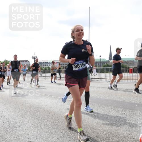 29.06.2025 - hella hamburg halbmarathon Lena Gebhardt http://msf.ph/oto/8419433 29.06.2025 10:42:41 Lombardsbrücke 17675, 3874, 4170, 25801, 8816, 1150, 1360, 1624, 1656, 1929, 1957, 1964, 1994, 2069, 2134, 2401, 2450, 2509, 2538, 2580, 2940, 2941, 3283, 3378, 3605, 3764, 3874, 4092, 4105, 4334, 4353, 4385, 4778, 4891, 4892, 5403, 5417, 5419, 5810, 6120, 6764, 6828, 6917, 7040, 7260, 7513, 7557, 7666, 8161, 8459, 8525, 8526, 8529, 8712, 8816, 9370, 9378, 9980, 10008, 10454, 10532, 10697, 11142, 11710, 12151, 12441, 13049, 13241 meine-sportfotos.de