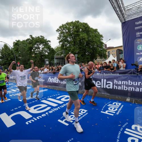 29.06.2025 - hella hamburg halbmarathon Zöllner http://msf.ph/oto/8419437 29.06.2025 10:52:33 Ziel 3715, 7178, 7232, 8371, 8661, 9145, 9876, 11791, 13015, 13301, 14561, 15980, 18982 meine-sportfotos.de
