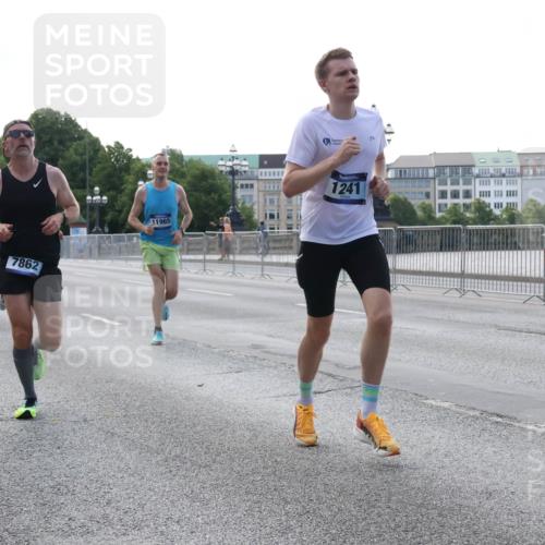 29.06.2025 - hella hamburg halbmarathon Lena Gebhardt http://msf.ph/oto/8419440 29.06.2025 09:41:50 Lombardsbrücke 18124, 7862, 11965, 1241, 1241, 2459, 2604, 2892, 4128, 4571, 6559, 7142, 7862, 9442, 10234, 10485, 10780, 11194, 11965, 12067, 12641, 13440, 13751, 13780, 14019, 14107, 14506, 16169, 16361, 16484, 17003, 17752, 17856, 18124, 18897 meine-sportfotos.de