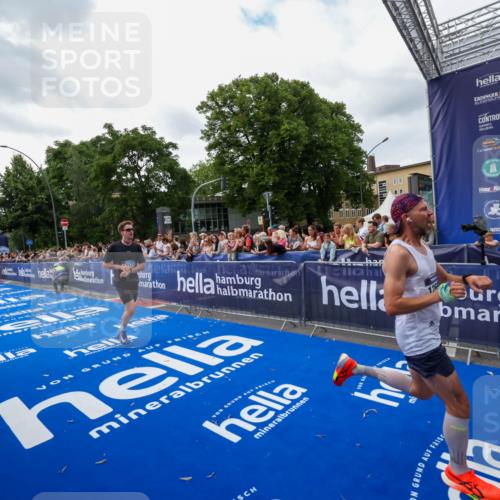 29.06.2025 - hella hamburg halbmarathon Zöllner http://msf.ph/oto/8419455 29.06.2025 10:30:24 Ziel 10173, 12691 meine-sportfotos.de