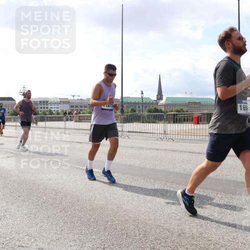 29.06.2025 - hella hamburg halbmarathon Lena Gebhardt http://msf.ph/oto/8419458 29.06.2025 10:05:35 Lombardsbrücke 14642, 1873, 165, 1229, 1863, 1936, 1981, 2288, 2298, 2471, 2540, 2624, 3461, 3578, 3929, 4014, 4220, 4782, 5073, 5762, 6059, 7826, 8894, 8909, 8999, 9007, 9075, 9165, 9339, 9477, 9559, 9680, 9736, 9737, 9738, 9917, 10343, 10694, 10791, 10998, 11784, 11873, 11958, 12557, 13221, 13717, 14203, 14465, 14642, 16092, 16478, 16546, 16847, 17707, 17731, 17740, 18616, 18617, 18973, 19034, 19248 meine-sportfotos.de
