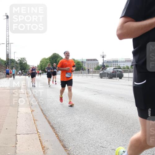 29.06.2025 - hella hamburg halbmarathon Lena Gebhardt http://msf.ph/oto/8419459 29.06.2025 10:27:24 Lombardsbrücke 17445, 15108, 1530, 1793, 2306, 2775, 4358, 4372, 5285, 5494, 5495, 5707, 5825, 6214, 6259, 6637, 7234, 7314, 7764, 7944, 7978, 8056, 8085, 8281, 9349, 10077, 10158, 10412, 10413, 10465, 11110, 11256, 11766, 12500, 13462, 14020, 14021, 14206, 15108, 15641, 17049, 17427, 17445, 17791, 18012, 18097, 18766, 18976 meine-sportfotos.de