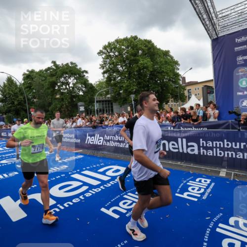 29.06.2025 - hella hamburg halbmarathon Zöllner http://msf.ph/oto/8419460 29.06.2025 10:52:34 Ziel 3715, 6561, 6562, 7178, 7232, 8371, 8661, 9145, 9739, 9876, 11791, 13015, 13301, 14561, 15001, 15980, 18982 meine-sportfotos.de