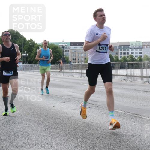 29.06.2025 - hella hamburg halbmarathon Lena Gebhardt http://msf.ph/oto/8419463 29.06.2025 09:41:50 Lombardsbrücke 18124, 7862, 965, 1241, 1241, 2459, 2604, 2892, 4128, 4571, 6559, 7142, 7862, 9442, 10234, 10485, 10780, 11194, 11965, 12067, 12641, 13440, 13751, 13780, 14019, 14107, 14506, 16169, 16361, 16484, 17003, 17752, 17856, 18124, 18897 meine-sportfotos.de