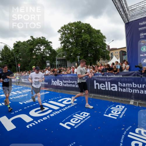 29.06.2025 - hella hamburg halbmarathon Zöllner http://msf.ph/oto/8419483 29.06.2025 10:52:35 Ziel 3715, 6561, 6562, 7178, 7232, 8371, 8661, 9145, 9739, 11791, 13301, 14561, 15001, 15980, 18982 meine-sportfotos.de