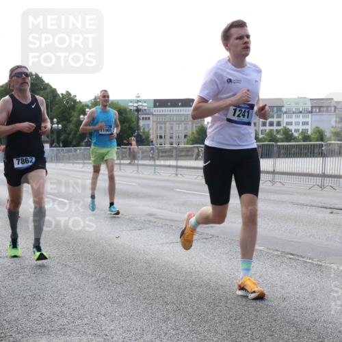 29.06.2025 - hella hamburg halbmarathon Lena Gebhardt http://msf.ph/oto/8419487 29.06.2025 09:41:50 Lombardsbrücke 7862, 11965, 1241, 1241, 2459, 2604, 2892, 4128, 4571, 6559, 7142, 7862, 9442, 10234, 10485, 10780, 11194, 11965, 12067, 12641, 13440, 13751, 13780, 14019, 14107, 14506, 16169, 16361, 16484, 17003, 17752, 17856, 18124, 18897 meine-sportfotos.de