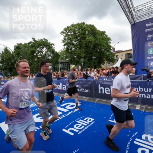 29.06.2025 - hella hamburg halbmarathon Zöllner http://msf.ph/oto/8419506 29.06.2025 10:52:36 Ziel 2670, 3715, 3952, 6561, 6562, 7178, 7232, 9145, 9739, 11689, 11791, 12450, 13051, 13301, 14561, 15001, 15980, 18982 meine-sportfotos.de