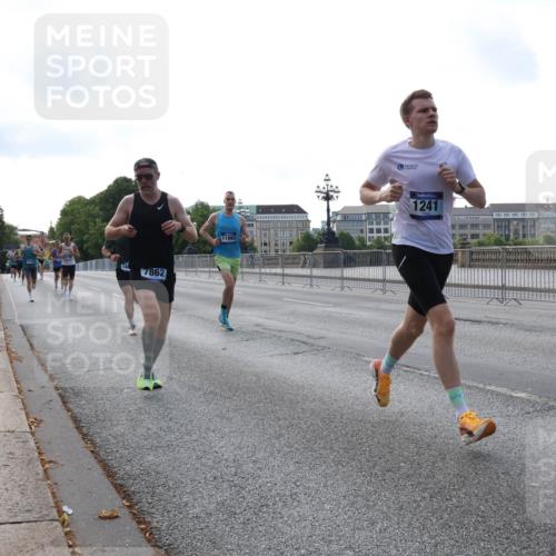 29.06.2025 - hella hamburg halbmarathon Lena Gebhardt http://msf.ph/oto/8419508 29.06.2025 09:41:50 Lombardsbrücke 7862, 11965, 1241, 1241, 2459, 2604, 2892, 4128, 4571, 6559, 7142, 7862, 9442, 10234, 10485, 10780, 11194, 11965, 12067, 12641, 13440, 13751, 13780, 14019, 14107, 14506, 16169, 16361, 16484, 17003, 17752, 17856, 18124, 18897 meine-sportfotos.de