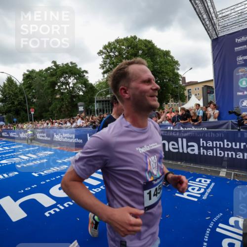 29.06.2025 - hella hamburg halbmarathon Zöllner http://msf.ph/oto/8419513 29.06.2025 10:52:37 Ziel 2670, 3715, 3952, 6561, 6562, 7232, 9145, 9739, 11689, 12450, 13051, 13301, 14561, 15001, 15980, 18982 meine-sportfotos.de