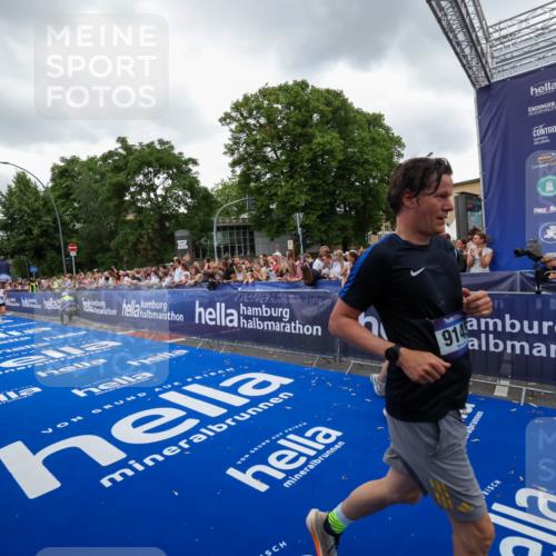 29.06.2025 - hella hamburg halbmarathon Zöllner http://msf.ph/oto/8419523 29.06.2025 10:52:37 Ziel 2670, 3715, 3952, 6561, 6562, 7232, 9145, 9739, 11689, 12450, 13051, 13301, 14561, 15001, 15980, 18982 meine-sportfotos.de