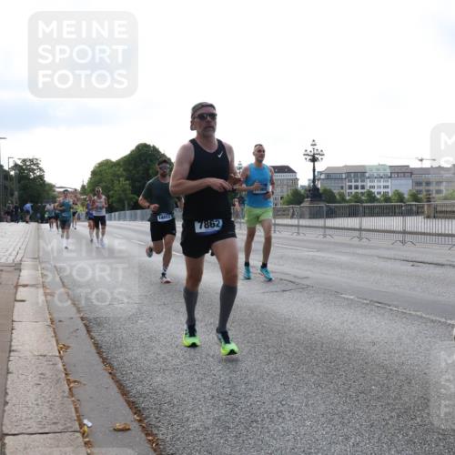 29.06.2025 - hella hamburg halbmarathon Lena Gebhardt http://msf.ph/oto/8419533 29.06.2025 09:41:51 Lombardsbrücke 14652, 7862, 965, 1241, 2459, 2604, 2892, 4128, 4571, 6559, 7142, 7862, 9442, 10234, 10485, 10780, 11194, 11965, 12067, 12641, 13440, 13751, 13780, 14019, 14107, 14506, 16169, 16361, 16484, 17003, 17752, 17856, 18124, 18897 meine-sportfotos.de
