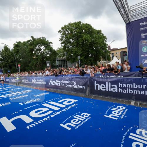 29.06.2025 - hella hamburg halbmarathon Zöllner http://msf.ph/oto/8419546 29.06.2025 10:52:37 Ziel 2670, 3715, 3952, 6561, 6562, 7232, 9145, 9739, 11689, 12450, 13051, 13301, 14561, 15001, 15980, 18982 meine-sportfotos.de