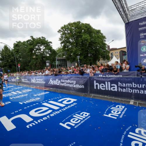 29.06.2025 - hella hamburg halbmarathon Zöllner http://msf.ph/oto/8419559 29.06.2025 10:52:38 Ziel 2346, 2670, 3952, 6561, 6562, 7232, 9739, 10115, 11689, 12450, 13051, 13301, 15001, 15980, 18982 meine-sportfotos.de