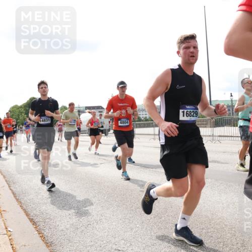 29.06.2025 - hella hamburg halbmarathon Lena Gebhardt http://msf.ph/oto/8419569 29.06.2025 10:18:14 Lombardsbrücke 12931, 14831, 15182, 98446, 4804, 16829, 1159, 1160, 1234, 1268, 1325, 1554, 1622, 1641, 1820, 1982, 2087, 2147, 2335, 2634, 2931, 3125, 3138, 3321, 3482, 3977, 4123, 4710, 4738, 4804, 5004, 5290, 5611, 5733, 5909, 6270, 6332, 7094, 7160, 7641, 7649, 7838, 7882, 7883, 8067, 8128, 8248, 8341, 8607, 8799, 9222, 9400, 9539, 9586, 9658, 9717, 9734, 9748, 9798, 9834, 9844, 9964, 10174, 10332, 10509, 10659, 10687, 10908, 12498, 13341 meine-sportfotos.de