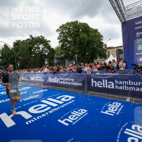 29.06.2025 - hella hamburg halbmarathon Zöllner http://msf.ph/oto/8419572 29.06.2025 10:52:39 Ziel 2346, 2670, 3952, 6561, 6562, 7475, 9739, 10115, 11459, 11689, 12450, 13051, 13301, 14122, 15001, 18982 meine-sportfotos.de