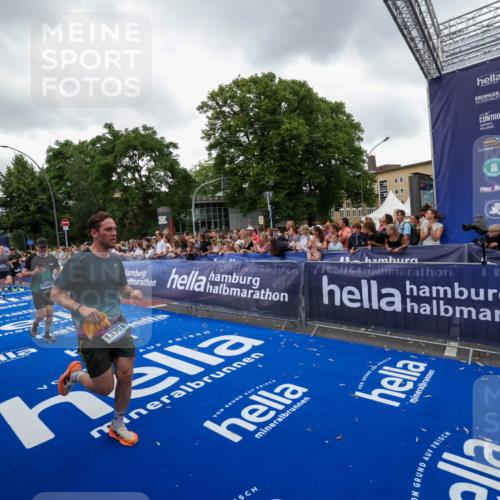 29.06.2025 - hella hamburg halbmarathon Zöllner http://msf.ph/oto/8419579 29.06.2025 10:52:39 Ziel 2346, 2670, 3952, 6561, 6562, 7475, 9739, 10115, 11459, 11689, 12450, 13051, 13301, 14122, 15001, 18982 meine-sportfotos.de