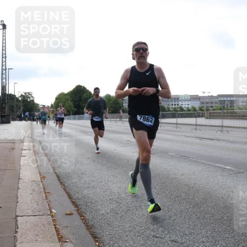 29.06.2025 - hella hamburg halbmarathon Lena Gebhardt http://msf.ph/oto/8419585 29.06.2025 09:41:51 Lombardsbrücke 14652, 7862, 1241, 2459, 2604, 2892, 4128, 4571, 6559, 7142, 7862, 9442, 10234, 10485, 10780, 11194, 11965, 12067, 12641, 13440, 13751, 13780, 14019, 14107, 14506, 16169, 16361, 16484, 17003, 17752, 17856, 18124, 18897 meine-sportfotos.de
