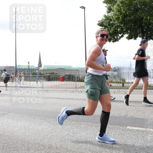 29.06.2025 - hella hamburg halbmarathon Lena Gebhardt http://msf.ph/oto/8419602 29.06.2025 10:42:42 Lombardsbrücke 2580, 1150, 1360, 1624, 1656, 1929, 1957, 1964, 1994, 2069, 2134, 2401, 2450, 2509, 2538, 2580, 2940, 2941, 3283, 3378, 3605, 3764, 3874, 4092, 4105, 4334, 4353, 4385, 4778, 4891, 4892, 5403, 5417, 5419, 5810, 6120, 6764, 6828, 7040, 7260, 7513, 7557, 7666, 8161, 8459, 8525, 8526, 8529, 8712, 8816, 9370, 9378, 9980, 10008, 10454, 10532, 10697, 11142, 11710, 12151, 12441, 13049, 13241 meine-sportfotos.de