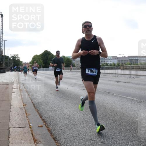 29.06.2025 - hella hamburg halbmarathon Lena Gebhardt http://msf.ph/oto/8419606 29.06.2025 09:41:51 Lombardsbrücke 14652, 7862, 1241, 2459, 2604, 2892, 4128, 4571, 6559, 7142, 7862, 9442, 10234, 10485, 10780, 11194, 11965, 12067, 12641, 13440, 13751, 13780, 14019, 14107, 14506, 16169, 16361, 16484, 17003, 17752, 17856, 18124, 18897 meine-sportfotos.de