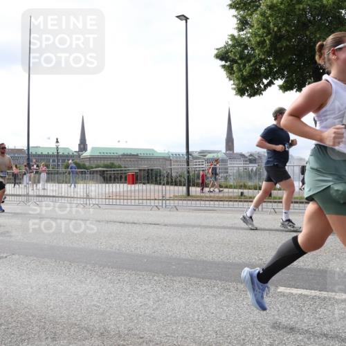 29.06.2025 - hella hamburg halbmarathon Lena Gebhardt http://msf.ph/oto/8419634 29.06.2025 10:42:42 Lombardsbrücke 7676, 2580, 10899, 1150, 1360, 1624, 1656, 1929, 1957, 1964, 1994, 2069, 2134, 2401, 2450, 2509, 2538, 2580, 2940, 2941, 3283, 3378, 3605, 3764, 3874, 4092, 4105, 4334, 4353, 4385, 4778, 4891, 4892, 5403, 5417, 5419, 5810, 6120, 6764, 6828, 7040, 7260, 7513, 7557, 7666, 8161, 8459, 8525, 8526, 8529, 8712, 8816, 9370, 9378, 9980, 10008, 10454, 10532, 10697, 11142, 11710, 12151, 12441, 13049, 13241 meine-sportfotos.de