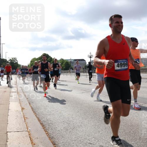29.06.2025 - hella hamburg halbmarathon Lena Gebhardt http://msf.ph/oto/8419635 29.06.2025 09:51:28 Lombardsbrücke 1920, 16660, 14722, 4999, 1136, 1256, 1520, 1570, 1677, 1903, 1912, 1920, 1941, 1962, 2579, 2880, 2972, 3523, 3700, 4297, 4634, 4759, 4843, 4854, 4865, 4888, 4889, 4991, 4999, 5087, 5275, 5375, 5387, 5410, 6490, 6593, 6721, 6901, 7105, 7116, 7284, 7363, 7378, 7635, 7693, 7962, 8122, 8319, 8871, 8966, 9114, 9262, 9313, 9364, 9371, 9380, 9755, 9833, 9885, 10193, 10375, 10415, 10469, 10480, 10669, 10934, 11049, 11417, 11907, 11959, 12153, 12711, 14201 meine-sportfotos.de