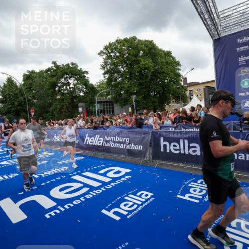 29.06.2025 - hella hamburg halbmarathon Zöllner http://msf.ph/oto/8419646 29.06.2025 10:52:41 Ziel 2346, 2670, 3952, 5116, 6561, 6562, 7475, 9739, 9869, 10115, 11459, 11689, 12450, 13051, 13301, 14122, 15001, 18982 meine-sportfotos.de
