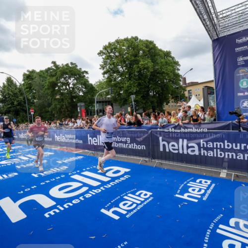 29.06.2025 - hella hamburg halbmarathon Zöllner http://msf.ph/oto/8419650 29.06.2025 10:30:40 Ziel 2460, 2851, 3845, 7231, 7481, 8318, 11413, 12049, 15253, 17322, 18235 meine-sportfotos.de