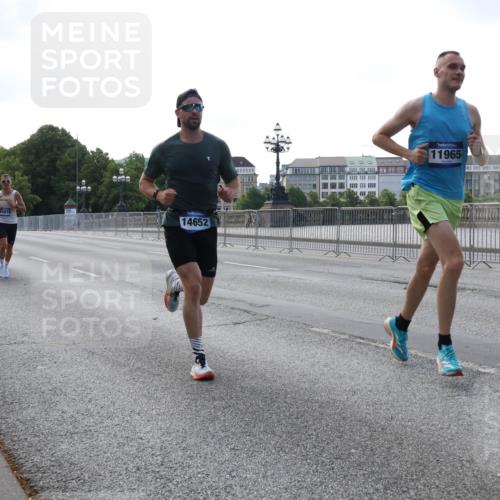 29.06.2025 - hella hamburg halbmarathon Lena Gebhardt http://msf.ph/oto/8419653 29.06.2025 09:41:52 Lombardsbrücke 14019, 18124, 14652, 11965, 1241, 2459, 2604, 2892, 4128, 4571, 6559, 7142, 7862, 9442, 10234, 10485, 10780, 11194, 11965, 12067, 12641, 13440, 13751, 13780, 14019, 14107, 14506, 16169, 16361, 16484, 17003, 17752, 17856, 18124, 18897 meine-sportfotos.de