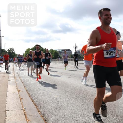 29.06.2025 - hella hamburg halbmarathon Lena Gebhardt http://msf.ph/oto/8419658 29.06.2025 09:51:28 Lombardsbrücke 1920, 16660, 4999, 47, 1136, 1256, 1520, 1570, 1677, 1903, 1912, 1920, 1941, 1962, 2579, 2880, 2972, 3523, 3700, 4297, 4634, 4759, 4843, 4854, 4865, 4888, 4889, 4991, 4999, 5087, 5275, 5375, 5387, 5410, 6490, 6593, 6721, 6901, 7105, 7116, 7284, 7363, 7378, 7635, 7693, 7962, 8122, 8319, 8871, 8966, 9114, 9262, 9313, 9364, 9371, 9380, 9755, 9833, 9885, 10193, 10375, 10415, 10469, 10480, 10669, 10934, 11049, 11417, 11907, 11959, 12153, 12711, 14201 meine-sportfotos.de