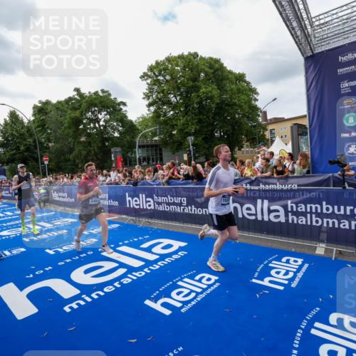 29.06.2025 - hella hamburg halbmarathon Zöllner http://msf.ph/oto/8419660 29.06.2025 10:30:40 Ziel 2460, 2851, 3845, 7231, 7481, 8318, 11413, 12049, 15253, 17322, 18235 meine-sportfotos.de