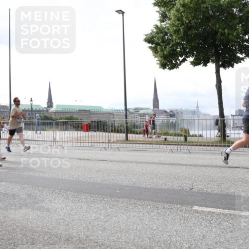 29.06.2025 - hella hamburg halbmarathon Lena Gebhardt http://msf.ph/oto/8419692 29.06.2025 10:42:42 Lombardsbrücke 17676, 2580, 1150, 1360, 1624, 1656, 1929, 1957, 1964, 1994, 2069, 2134, 2401, 2450, 2509, 2538, 2580, 2940, 2941, 3283, 3378, 3605, 3764, 3874, 4092, 4105, 4334, 4353, 4385, 4778, 4891, 4892, 5403, 5417, 5419, 5810, 6120, 6764, 6828, 7040, 7260, 7513, 7557, 7666, 8161, 8459, 8525, 8526, 8529, 8712, 8816, 9370, 9378, 9980, 10008, 10454, 10532, 10697, 11142, 11710, 12151, 12441, 13049, 13241 meine-sportfotos.de