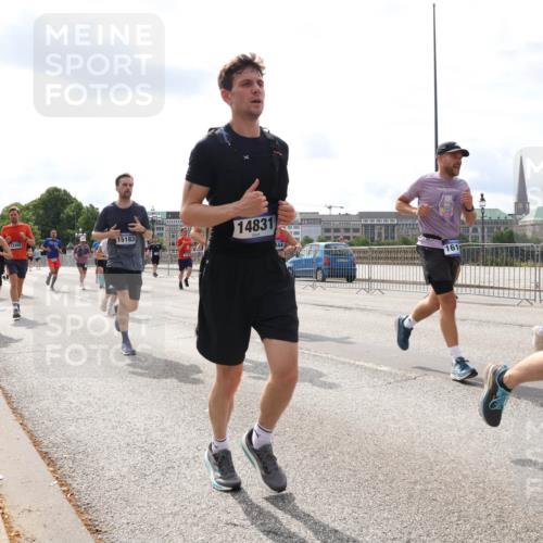 29.06.2025 - hella hamburg halbmarathon Lena Gebhardt http://msf.ph/oto/8419710 29.06.2025 10:18:15 Lombardsbrücke 12498, 15183, 14831, 161, 480, 1159, 1160, 1234, 1268, 1325, 1554, 1622, 1641, 1820, 1982, 2087, 2147, 2335, 2634, 2931, 3125, 3138, 3321, 3482, 3977, 4123, 4383, 4710, 4738, 4804, 5004, 5290, 5611, 5733, 5909, 6270, 6332, 6533, 7094, 7160, 7641, 7649, 7838, 7882, 7883, 8067, 8128, 8248, 8341, 8607, 8799, 9222, 9539, 9586, 9658, 9717, 9734, 9748, 9798, 9834, 9844, 9964, 10174, 10332, 10509, 10659, 10687, 10908, 12498, 13341 meine-sportfotos.de