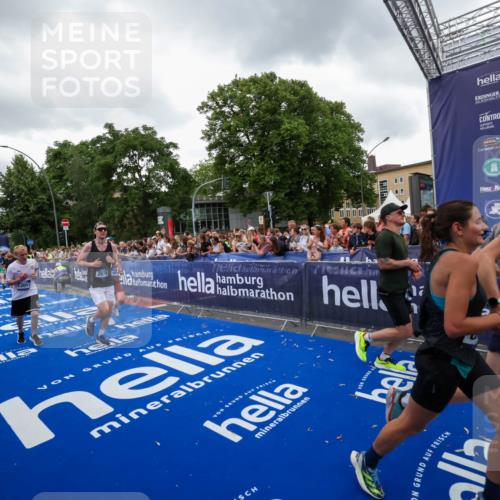 29.06.2025 - hella hamburg halbmarathon Zöllner http://msf.ph/oto/8419712 29.06.2025 10:52:43 Ziel 2287, 2346, 2670, 3952, 3999, 5116, 6561, 6562, 7475, 9739, 9869, 10115, 11459, 11689, 12450, 12482, 13051, 14122, 15001, 16467 meine-sportfotos.de