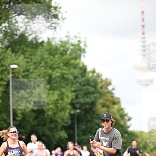29.06.2025 - hella hamburg halbmarathon Dr. Thomas Lammeyer http://msf.ph/oto/8419731 29.06.2025 10:46:34 Kennedybrücke 1039, 1648, 1712, 2069, 2974, 3276, 3326, 3459, 3568, 4329, 4385, 4541, 4735, 4736, 4885, 5432, 5671, 6137, 6153, 6320, 6450, 7022, 7023, 7968, 8004, 8014, 8162, 8163, 8712, 9588, 10181, 10532, 10872, 11011, 11017, 11098 meine-sportfotos.de