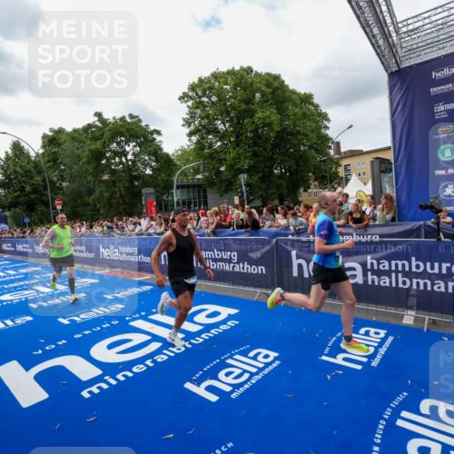 29.06.2025 - hella hamburg halbmarathon Zöllner http://msf.ph/oto/8419733 29.06.2025 10:30:42 Ziel 2851, 3845, 7231, 7481, 8318, 11413, 12049, 17322, 18235 meine-sportfotos.de