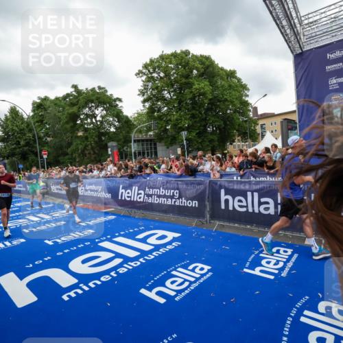 29.06.2025 - hella hamburg halbmarathon Zöllner http://msf.ph/oto/8419743 29.06.2025 10:52:45 Ziel 2287, 2346, 2670, 3952, 3999, 5116, 5194, 7475, 9869, 10115, 11459, 11689, 12450, 12482, 13051, 14122, 14805, 16467, 18331, 19244 meine-sportfotos.de