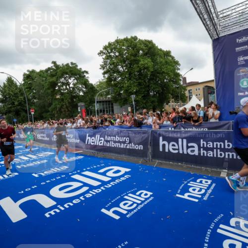 29.06.2025 - hella hamburg halbmarathon Zöllner http://msf.ph/oto/8419750 29.06.2025 10:52:45 Ziel 2287, 2346, 2670, 3952, 3999, 5116, 5194, 7475, 9869, 10115, 11459, 11689, 12450, 12482, 13051, 14122, 14805, 16467, 18331, 19244 meine-sportfotos.de