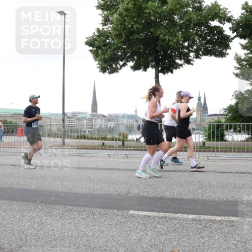 29.06.2025 - hella hamburg halbmarathon Lena Gebhardt http://msf.ph/oto/8419760 29.06.2025 10:52:19 Lombardsbrücke 1208, 1418, 1978, 2420, 2528, 2983, 3038, 3645, 4087, 4273, 4436, 4598, 4606, 4815, 5062, 5262, 5360, 6386, 6403, 6404, 6406, 6456, 6671, 6985, 7511, 7682, 7690, 7691, 7735, 7812, 8194, 8196, 8250, 8251, 8621, 9068, 9070, 9103, 9368, 9460, 9590, 9730, 9731, 10080, 10296, 10342, 10392, 10533, 10634, 10673, 10884, 10928, 11084, 11101, 11126, 11127, 11297, 11375, 11736, 11899, 11974, 12546, 12558 meine-sportfotos.de