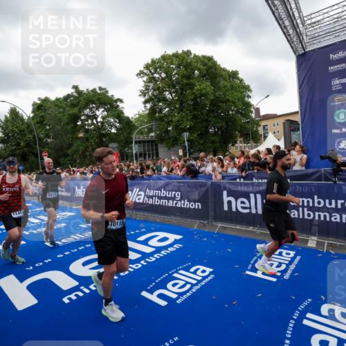 29.06.2025 - hella hamburg halbmarathon Zöllner http://msf.ph/oto/8419771 29.06.2025 10:52:46 Ziel 2287, 2346, 3999, 5116, 5169, 5194, 7475, 8172, 9869, 10115, 11459, 12482, 14122, 14805, 16467, 17198, 18331, 19244 meine-sportfotos.de