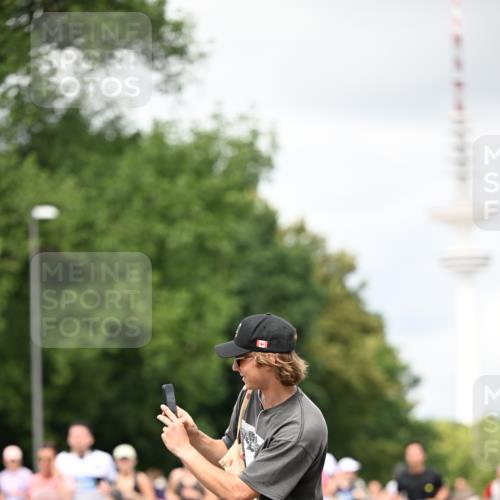 29.06.2025 - hella hamburg halbmarathon Dr. Thomas Lammeyer http://msf.ph/oto/8419789 29.06.2025 10:46:36 Kennedybrücke 1039, 1648, 1712, 2069, 2974, 3276, 3326, 3459, 3568, 4329, 4385, 4541, 4680, 4735, 4736, 4885, 5432, 5671, 6137, 6153, 6320, 6450, 7022, 7023, 7040, 7968, 8004, 8014, 8162, 8163, 8712, 10532, 10842, 10872, 11098 meine-sportfotos.de