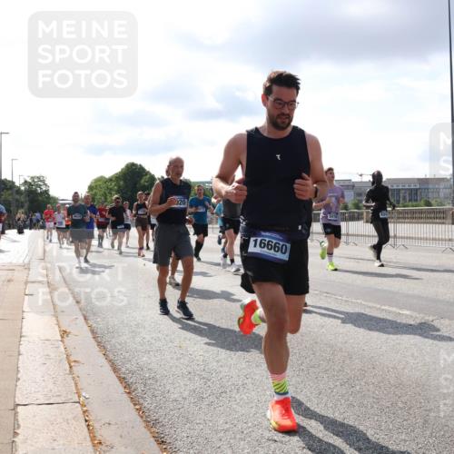 29.06.2025 - hella hamburg halbmarathon Lena Gebhardt http://msf.ph/oto/8419791 29.06.2025 09:51:30 Lombardsbrücke 4634, 320, 3871, 16660, 5410, 1136, 1256, 1520, 1570, 1903, 1912, 1920, 1941, 1962, 2579, 2653, 2880, 2972, 3523, 3700, 4297, 4634, 4759, 4843, 4854, 4865, 4888, 4889, 4991, 4999, 5275, 5375, 5387, 5410, 6490, 6593, 6721, 6901, 7092, 7105, 7116, 7284, 7363, 7378, 7693, 7962, 8122, 8319, 8346, 8871, 8966, 9114, 9262, 9313, 9364, 9371, 9755, 9833, 9885, 10193, 10375, 10415, 10469, 10480, 10669, 10934, 11049, 11417, 11907, 11959, 12153, 12711, 14201 meine-sportfotos.de
