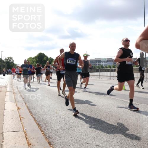 29.06.2025 - hella hamburg halbmarathon Lena Gebhardt http://msf.ph/oto/8419815 29.06.2025 09:51:30 Lombardsbrücke 4634, 363, 1920, 1476, 16, 1136, 1256, 1520, 1570, 1903, 1912, 1920, 1941, 1962, 2579, 2653, 2880, 2972, 3523, 3700, 4297, 4634, 4759, 4843, 4854, 4865, 4888, 4889, 4991, 4999, 5275, 5375, 5387, 5410, 6490, 6593, 6721, 6901, 7092, 7105, 7116, 7284, 7363, 7378, 7693, 7962, 8122, 8319, 8346, 8871, 8966, 9114, 9262, 9313, 9364, 9371, 9755, 9833, 9885, 10193, 10375, 10415, 10469, 10480, 10669, 10934, 11049, 11417, 11907, 11959, 12153, 12711, 14201 meine-sportfotos.de