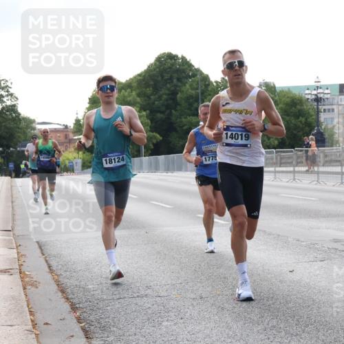 29.06.2025 - hella hamburg halbmarathon Lena Gebhardt http://msf.ph/oto/8419817 29.06.2025 09:41:54 Lombardsbrücke 14506, 18124, 1775, 14019, 1241, 2459, 2604, 2892, 4128, 4571, 6559, 7142, 7862, 9442, 10234, 10485, 10780, 11194, 11965, 12067, 12641, 13440, 13751, 13780, 14019, 14107, 14506, 16169, 16361, 16484, 17003, 17752, 17856, 18124, 18897 meine-sportfotos.de