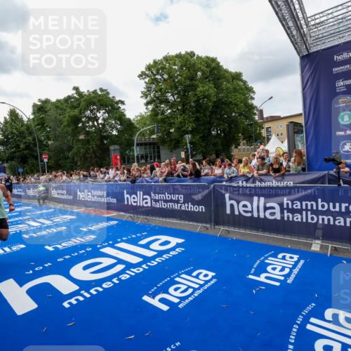 29.06.2025 - hella hamburg halbmarathon Zöllner http://msf.ph/oto/8419832 29.06.2025 10:30:45 Ziel 2851, 7055, 7481, 17322, 18235 meine-sportfotos.de