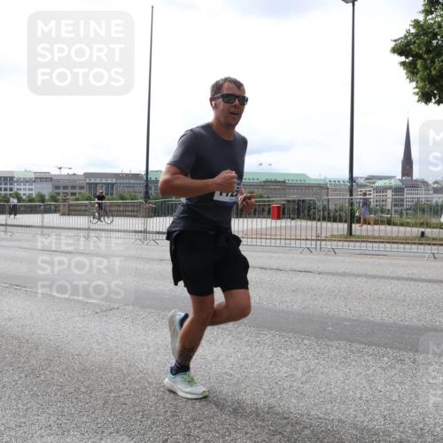 29.06.2025 - hella hamburg halbmarathon Lena Gebhardt http://msf.ph/oto/8419834 29.06.2025 10:27:28 Lombardsbrücke 7944, 1530, 2080, 2306, 2775, 3389, 4358, 4372, 5285, 5494, 5495, 5707, 5825, 6214, 6259, 6637, 7234, 7314, 7764, 7944, 7978, 8056, 8085, 8281, 9349, 9688, 10077, 10158, 10412, 10413, 10465, 11110, 11256, 11766, 12500, 13043, 14020, 14021, 14206, 15108, 15641, 16838, 17049, 17427, 17445, 17791, 18012, 18097, 18301, 18766, 18976 meine-sportfotos.de
